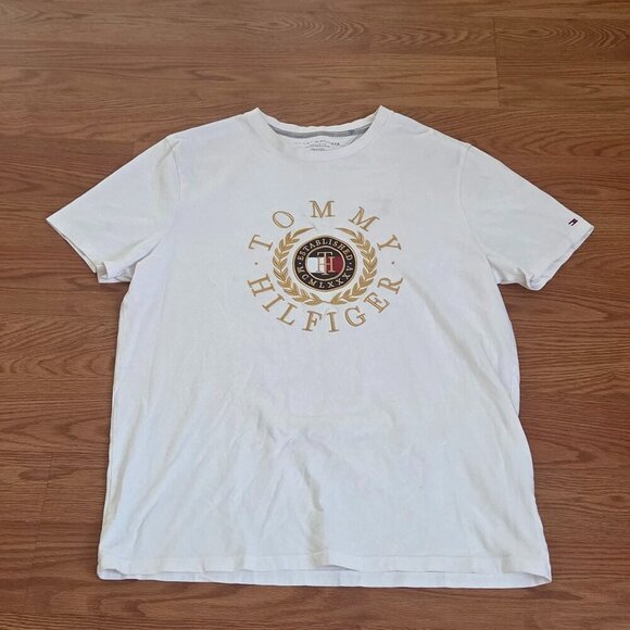 Men's Tommy Hilfiger Size Large Gold Embroidered Established Logo Crest T-Shirt - Picture 1 of 12